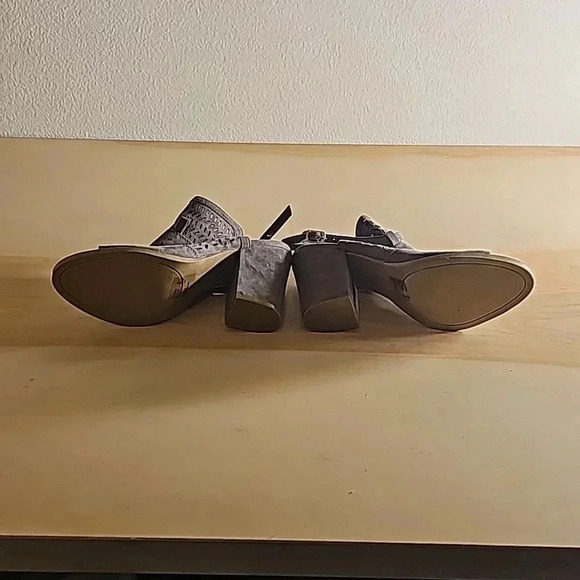 NWT Womens American Eagle Grey Suede Laser Cut Out Chunky Heel Booty Sz 7 - Picture 6 of 6